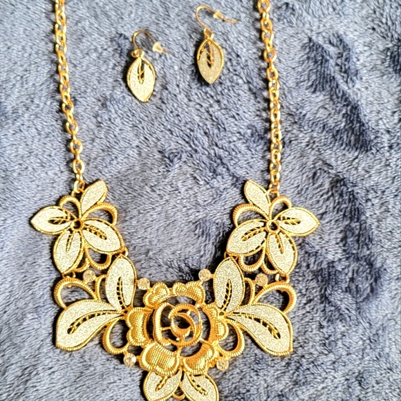 2pc beautiful statement set - Picture 1 of 4